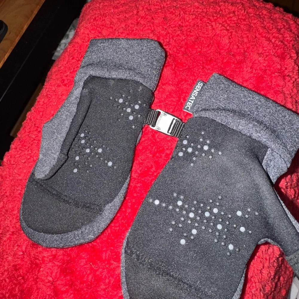 Head Dark Gray Mittens